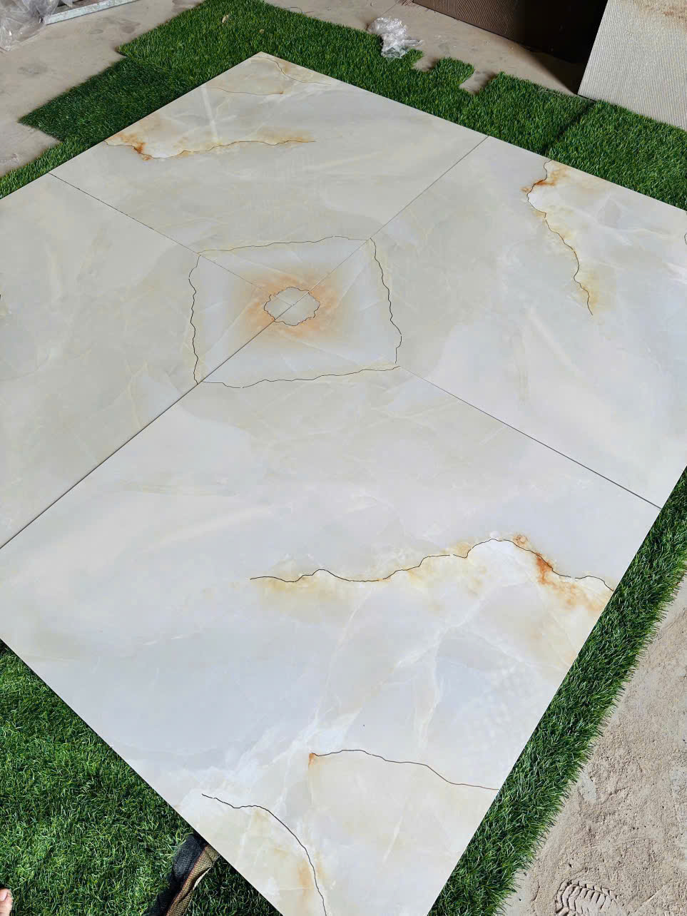 Gạch 1mx1m Bóng Kính Ánh Kim – Sang Trọng Cho Biệt Thự Quận 2