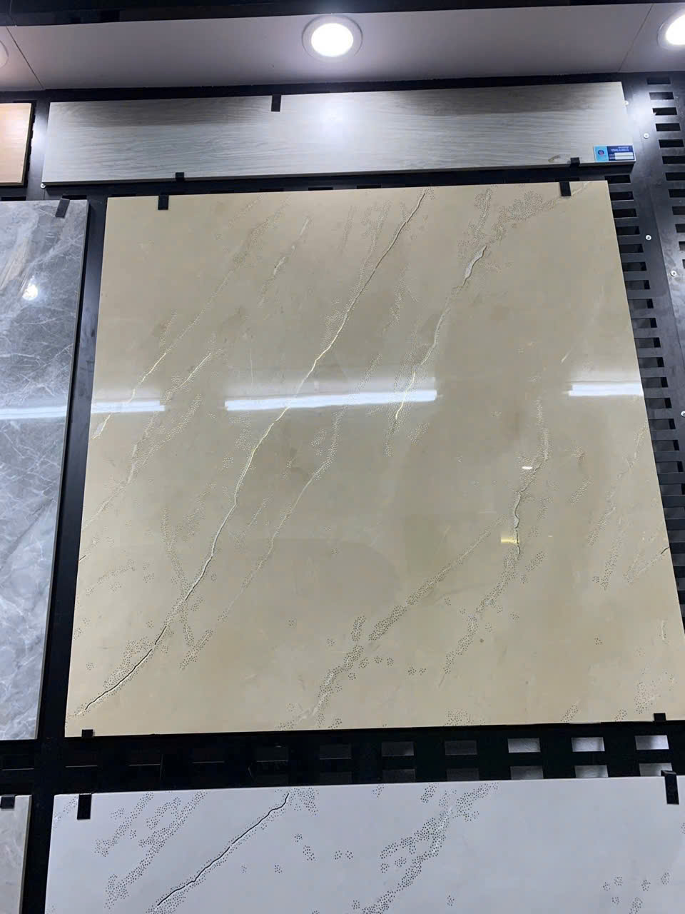 Kiến Trúc Sư Ưa Chuộng Gạch 1mx1m Ánh Kim – Thi Công Dễ Dàng Tại Quận 7