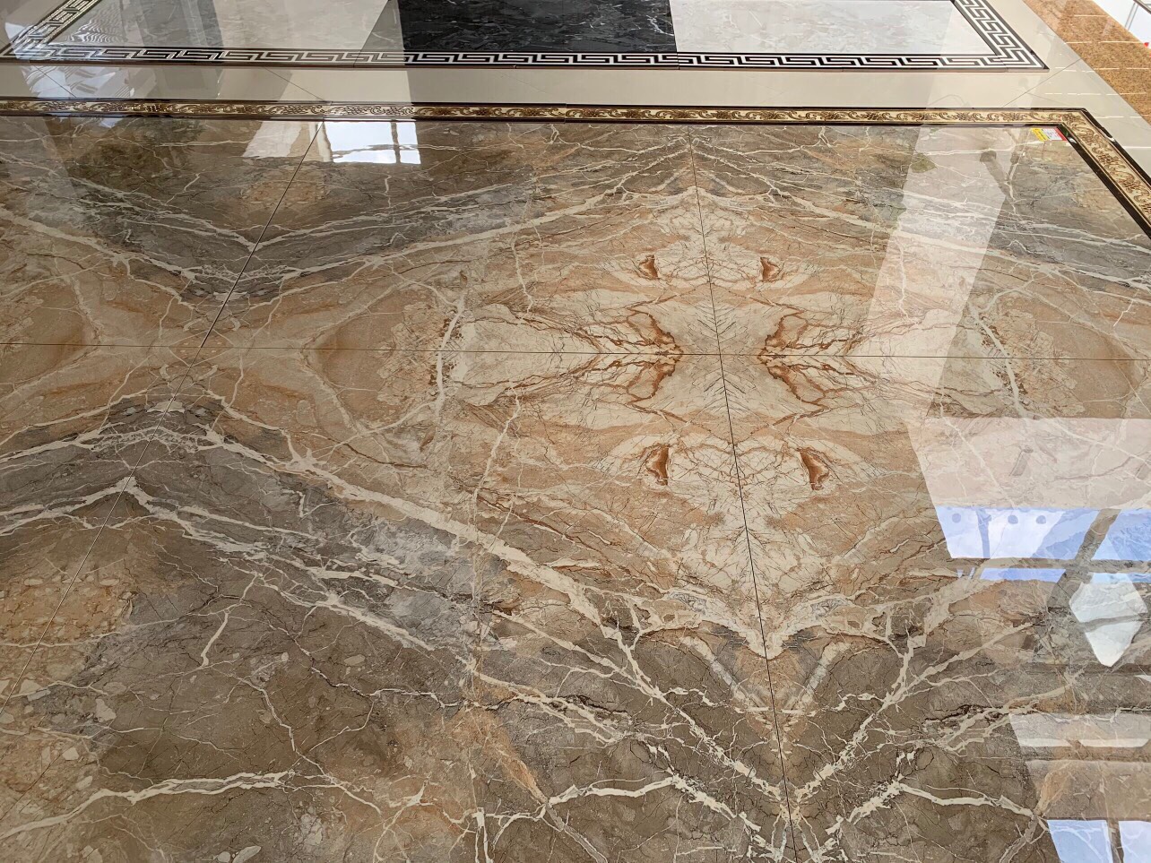 Gạch 1200x1200 Màu Nâu Vân Đối Xứng 