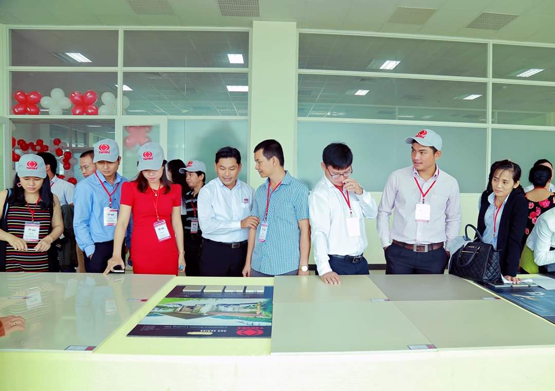 KHÁCH VÀO KHO NHẬN GẠCH 80X80 P87615 TAICERA